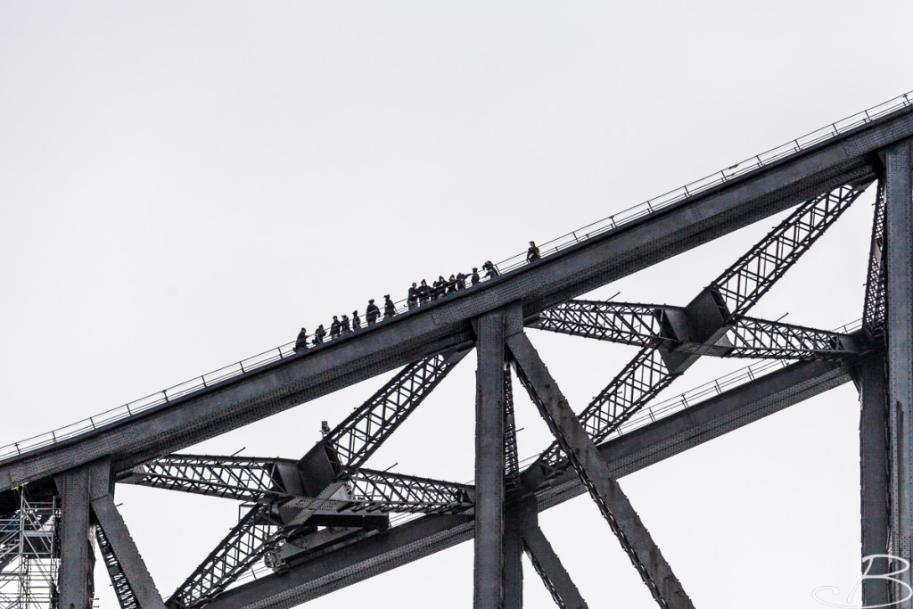 Menschen erklimmen die Brücke