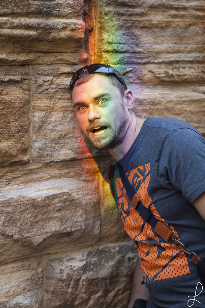 Ein Regenbogen erschien durch eine Glasscheibe an der Mauer. Wir ließen es uns nicht nehmen, selbst ein Regenbogen zu werden ;)